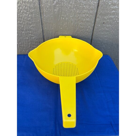 Vintage Tupperware Yellow Plastic Strainer Colander Handle Double Spout Kitchen - Picture 4 of 7